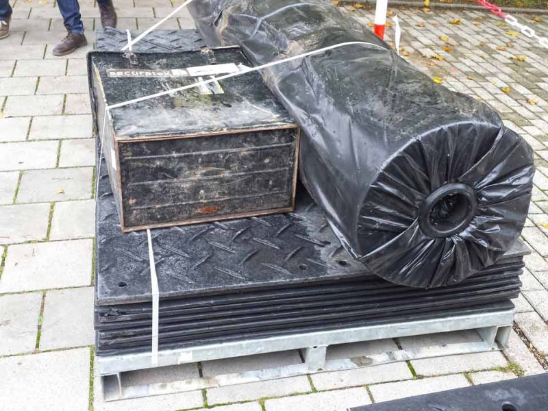 Fahrplatten als temporärer Parkplatz auf einer Rasenfläche