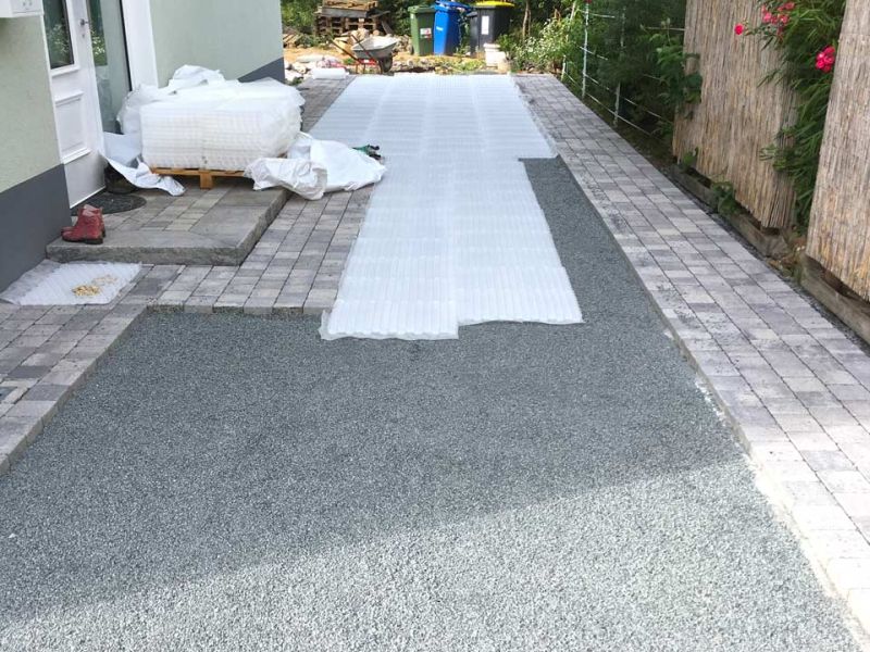 Schöne & befahrbare Kies-Einfahrt anstelle von Pflastersteinen mit den Kieswaben KW30 einfach, schnell und kostengünstig selbst anlegen.