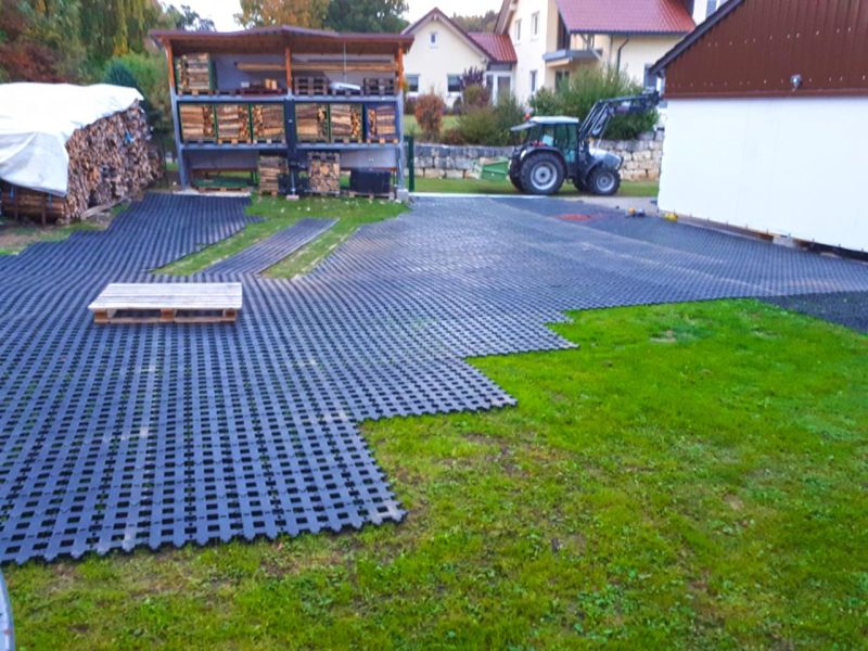 Rasengitterstein RGS35 Rasengitter RG24 Befestigte Hofeinfahrt Traktor 03 referenz