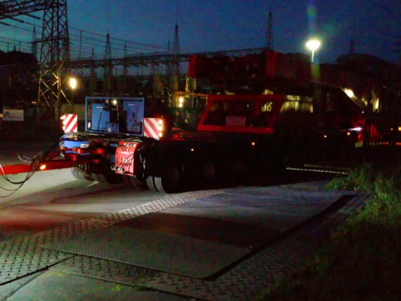 s:tek Bodenschutzplatten, MaxiTrack Schwerlast Fahrplatte und x:tek Fahrplatten aus Kunststoff für Begleitfahrzeuge im Schwertransport