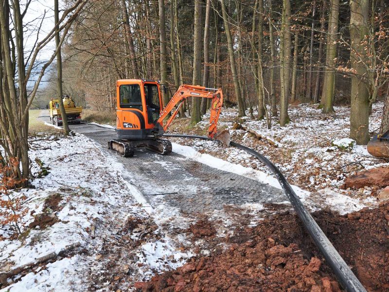 Mobile Baustraße Telekom-Baustelle Esselbach im Steigerwald mit der s:tek 48 Bodenschutzplatte
