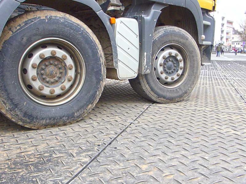 Mobile Baustraße als Pflasterschutz in der Fußgängerzone in Gießen