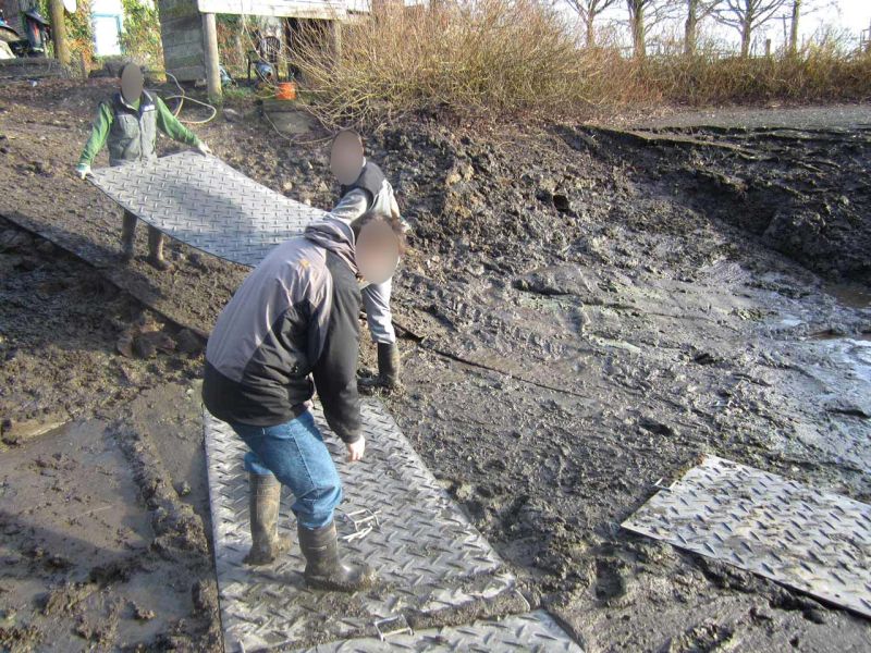 Fahrplatten als Hilfe zur Teichentschlammung