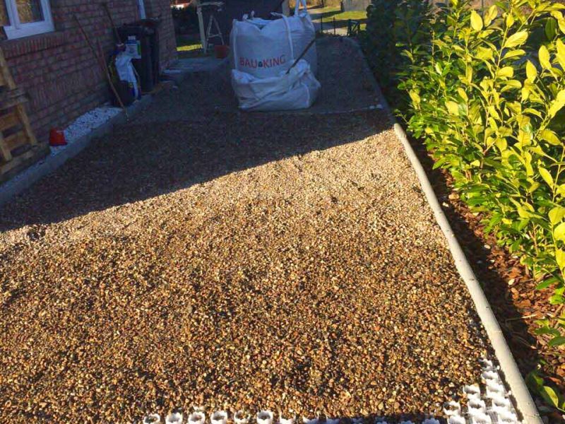 Bodenbefestigung des Hof und der Einfahrt mit dem Kiesgitter KG30