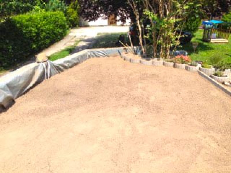 Verlegen der Kieswaben KW50 für eine neu angelegte Kies-Terrasse im Garten