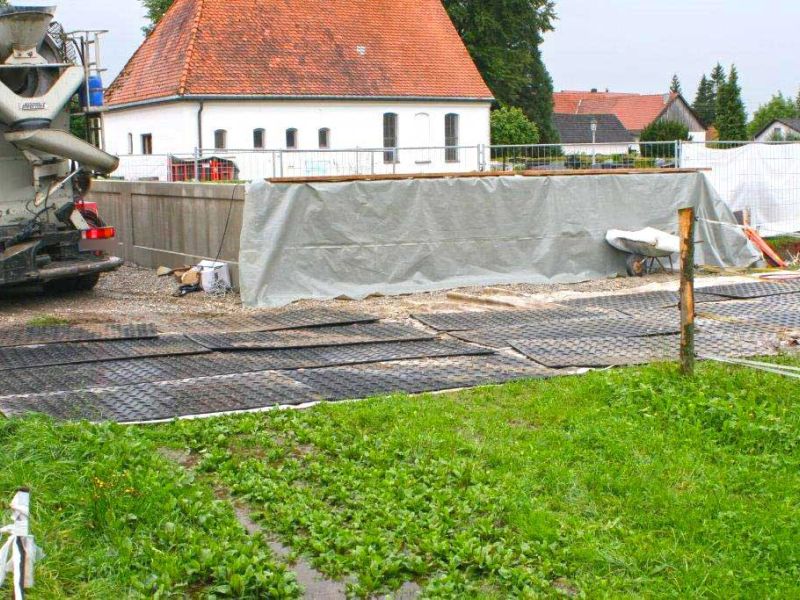 Mobile Baustraße zum Schutz eines Rasen für einen Betonmischer und Betonpumpe