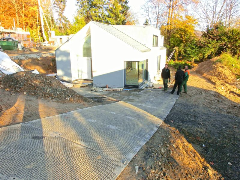 Mobile Baustraße zum Bau eines Einfamilienhaus mit der s:tek Bodenschutzplatte