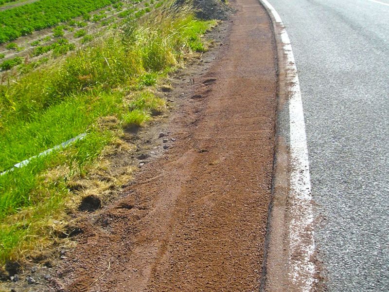 Befestigung eines Seitenstreifens einer Straße mit dem Bodengitter BG50