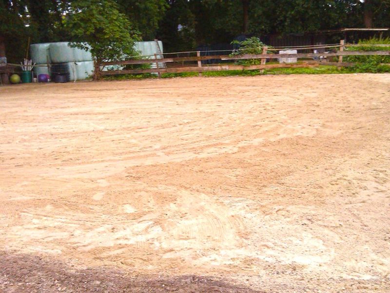 Anfertigen eines wasserdurchlässigen Reitplatz mit dem Bodengitter BG30
