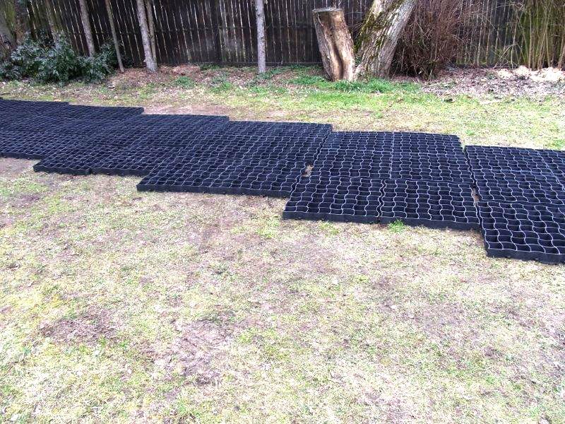 Befestigung eines Gartenweg ohne Unterbau mit Bodengitter BG50