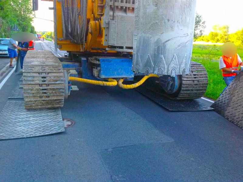 unststoffplatten unter Bohrgerät zur sicheren Lastverteilung auf Asphalt.