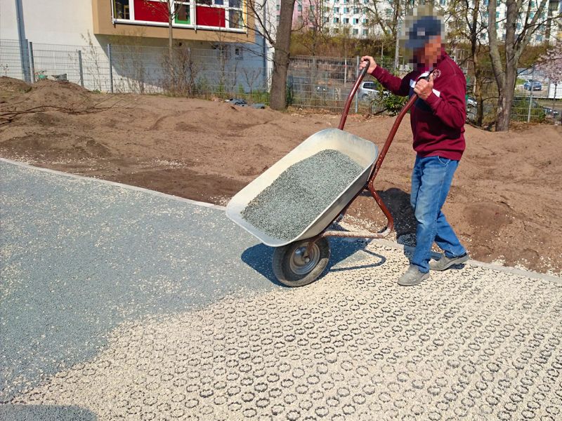 Parkplatz begradigen – ein Projektbeispiel für eine gelungene Gestaltung mit der Kiesmatte KM30