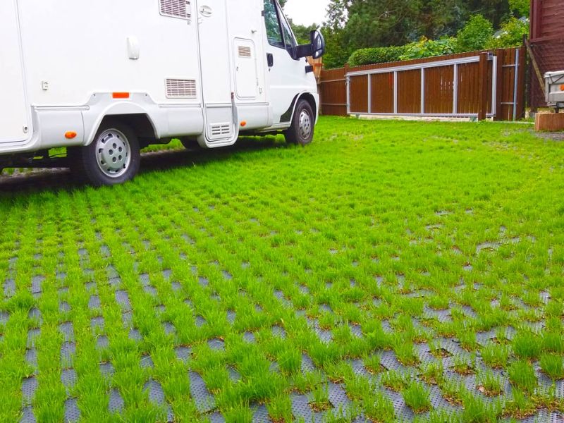 Sie möchten eine schöne & befestigte Rasenfläche als Stellplatz für ihr Wohnmobil? Kein Problem mit dem Rasengitterstein RGS35 aus Kunststoff von securatek!