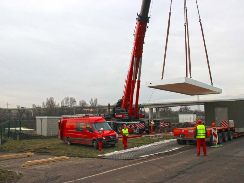 Stellfläche für einen Schwerlast-Transport im Bankettbereich einer Landstrasse