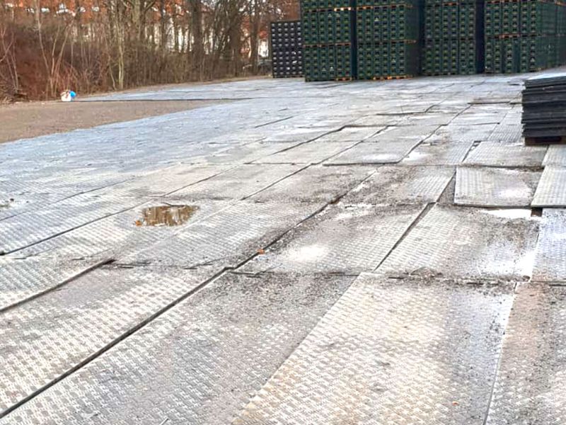 Temporäre Lagerfläche zum befahren mit Transportfahrzeugen mit den e:tek PRO Langen Fahrplatten
