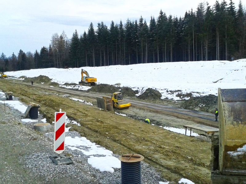 Mobile Baustrasse als Zufahrtslösung für LKW und Bagger im Straßenbau und Verkehrswegebau