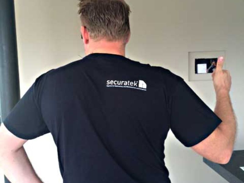 Verlegen des Bodengitter BG30 im Hof und Eingangsbereich eines Neubau