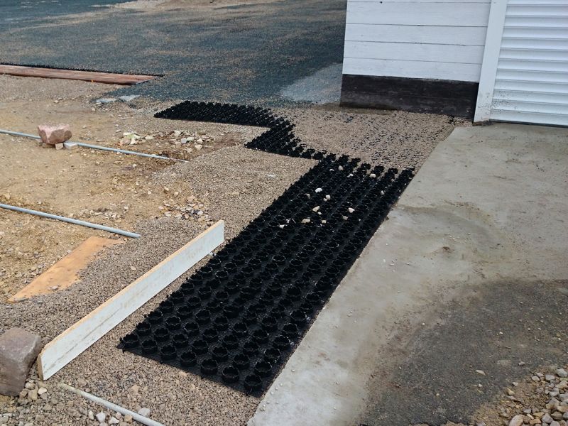 Parkplatz begradigen – ein Projektbeispiel für eine gelungene Gestaltung mit der Kiesmatte KM30