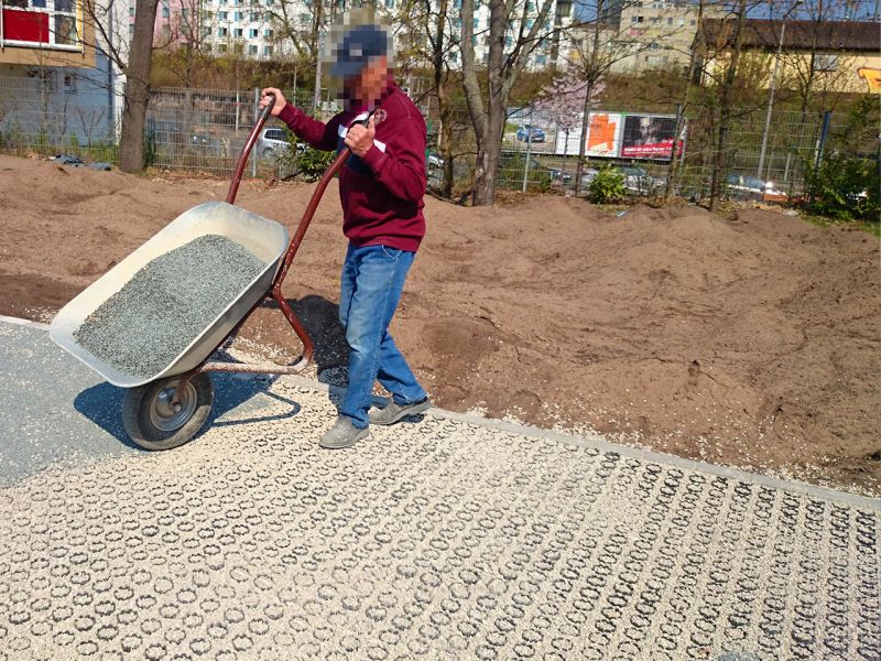 Parkplatz begradigen – ein Projektbeispiel für eine gelungene Gestaltung mit der Kiesmatte KM30