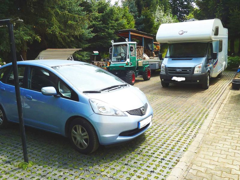 Befestigter Stellplatz für Wohnmobil, Traktor und Geräte mit dem Rasengitterstein RGS35 herstellen
