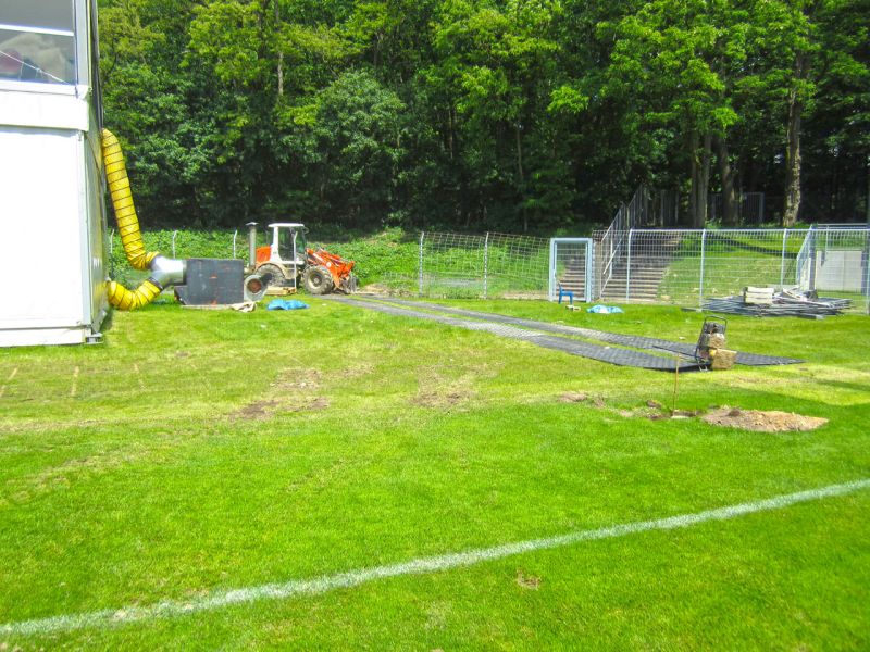 Fahrplatten zur Kampfmittelbeseitigung im Stadion in Köln