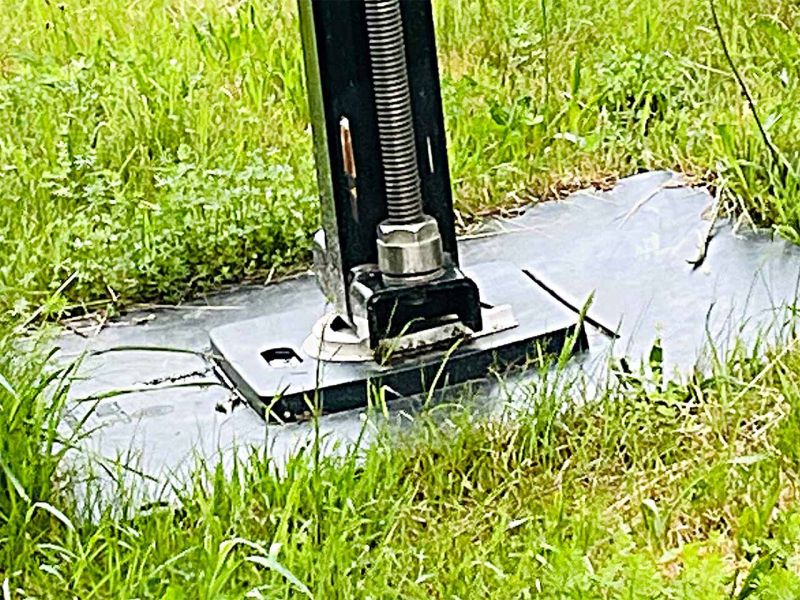 Abstützplatte für mobilen Sendemast in die Wiese eingelassen, um mobile Radio Trailer sicher aufstellen zu können.