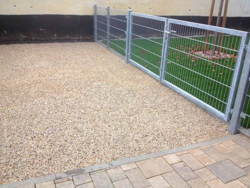 Befestigung einer Kiesfläche als Stellplatz für Auto und Anhänger mit dem Bodengitter BG50