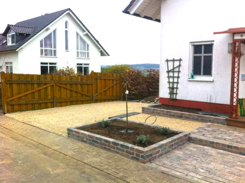 Verlegen und verfüllen der Bodenwabe BW40 zur Befestigung von Kieswegen