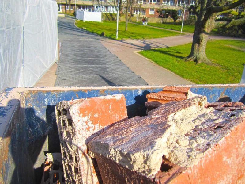 Fahrplatten als Pflasterschutz für eine temporäre LKW-Zufahrt