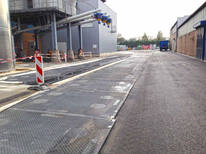 Mobile Fahrstraße zum Schutz einer neuen asphaltierten Fahrfläche