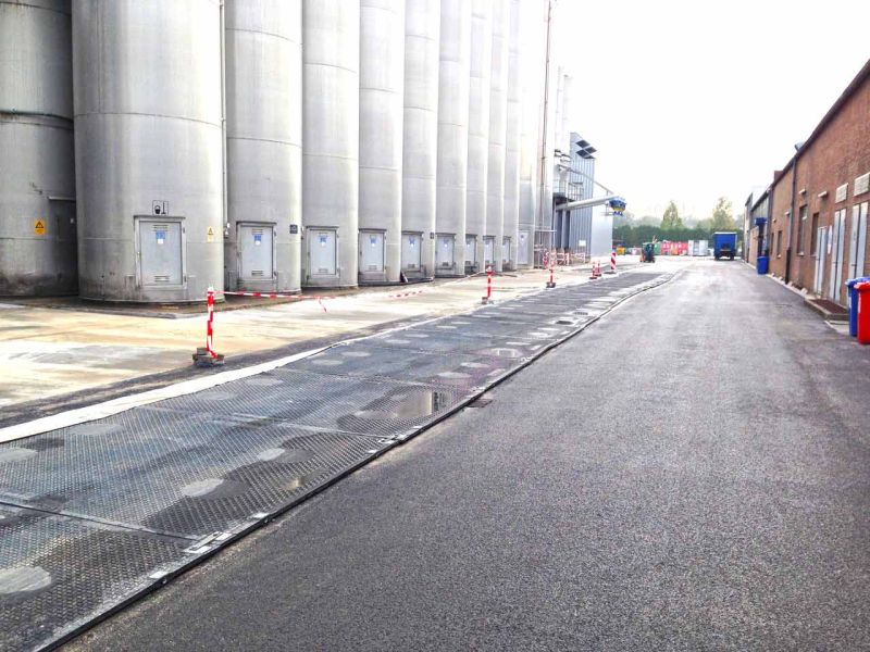 Mobile Fahrstraße zum Schutz einer neuen asphaltierten Fahrfläche