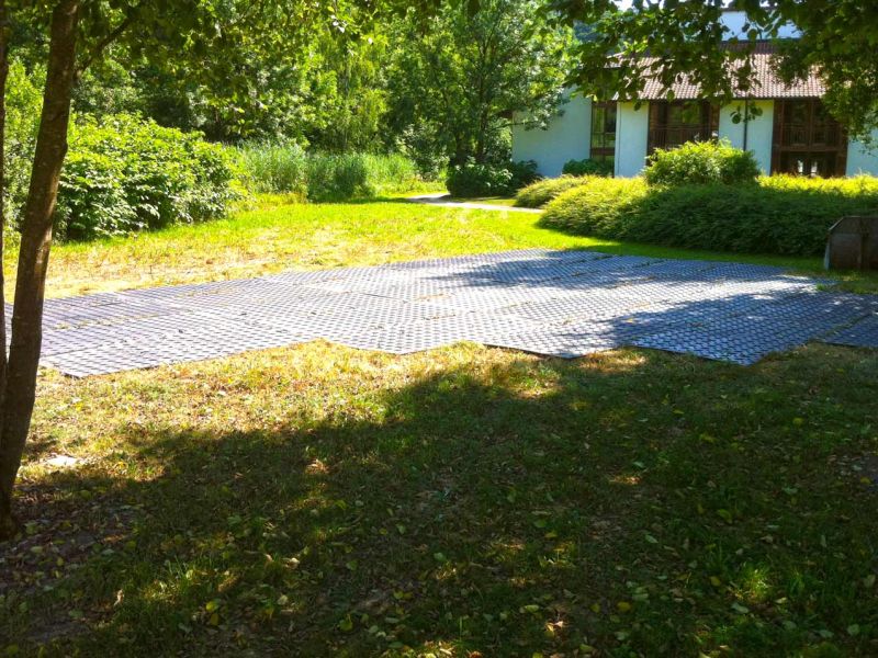 Fahrstraße und Arbeitsfläche zur Renovierung eines Gebäudes