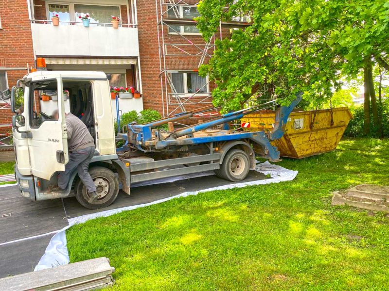 Fahrstrasse als Rasenschutz und Lastverteilung zur Baustelleneinrichtung Gebäudesanierung