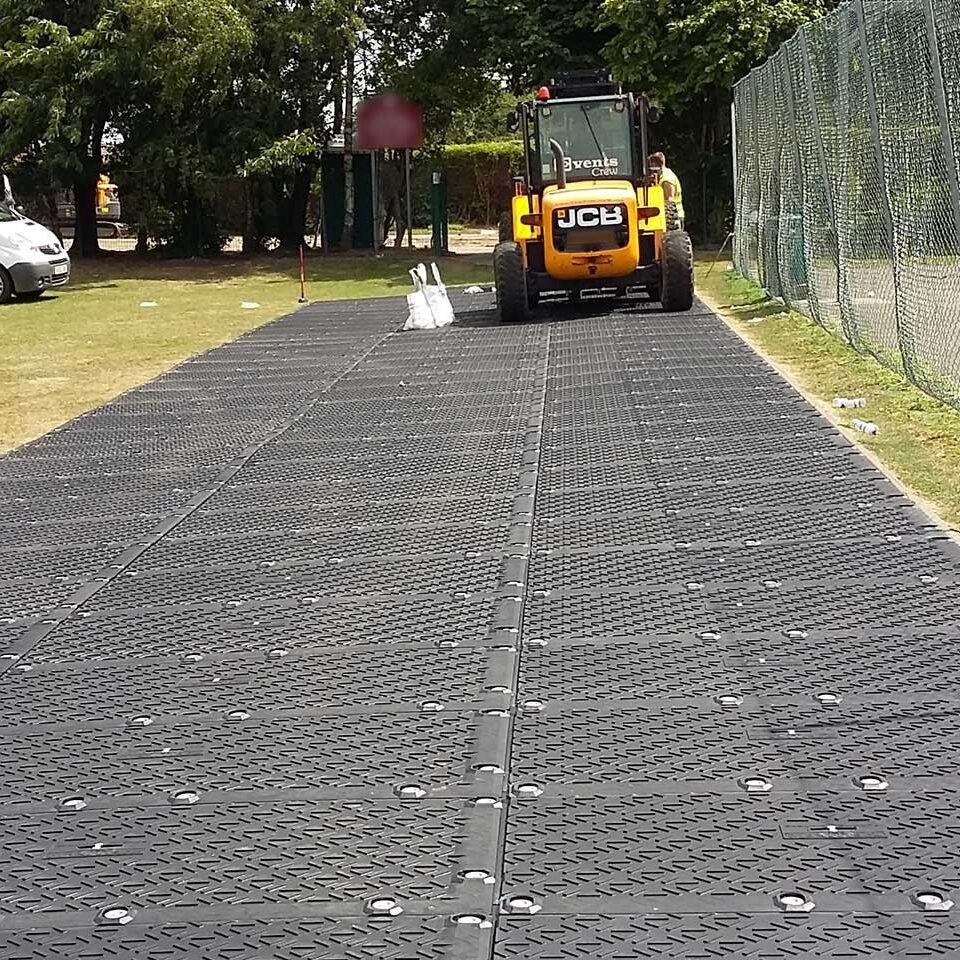 MaxiTrack · 1800 x 900 mm · 40 kg leicht · bis zu 130 t belastbar · Overlapping-Verbund-System · Beidseitig Profiliert · Einsetzbar als Mobile Baustrasse, Fahrstrasse & Plattform