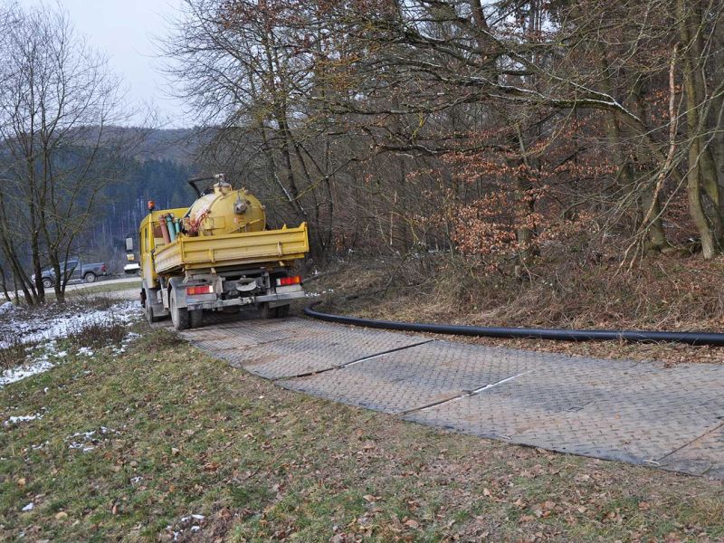 Mobile Baustraße Telekom-Baustelle Esselbach im Steigerwald mit der s:tek 48 Bodenschutzplatte
