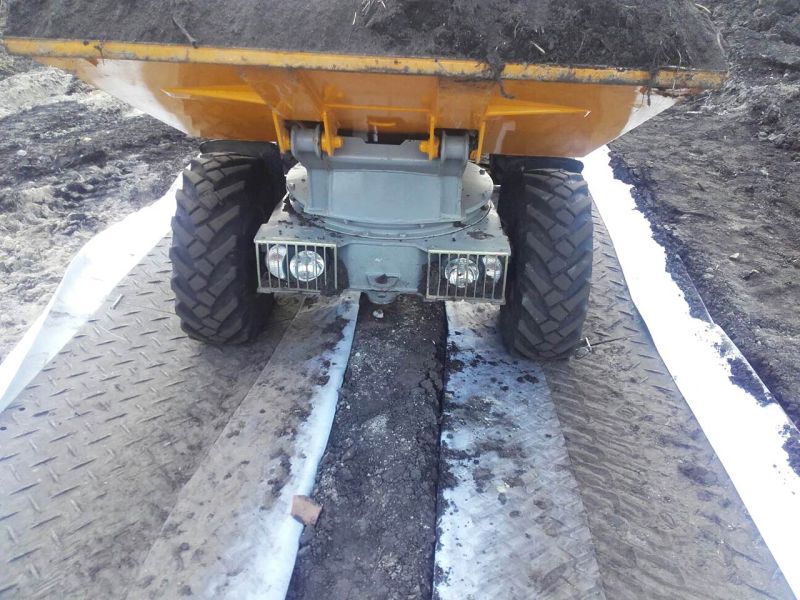 Mobile Fahrstrasse und Fahrplatten als temporäre Zufahrtslösung für den Neubau eines Supermarkt in Berlin