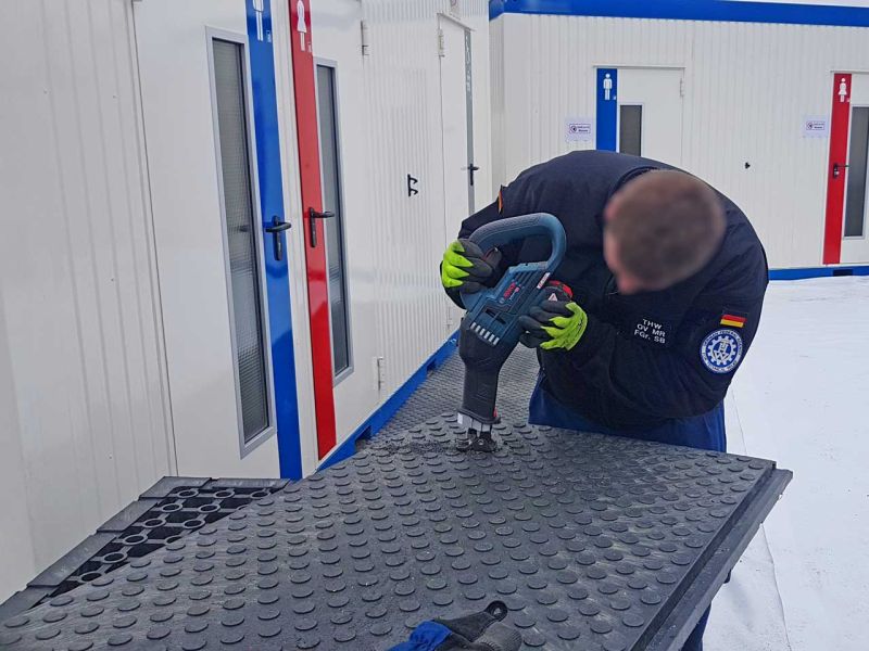 Die Bodenmatten aus Weich-PVC lassen sich mühelos zuschneiden und auf das gewünschte Maß anpassen.