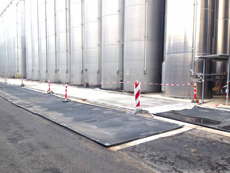 Mobile Fahrstraße zum Schutz einer neuen asphaltierten Fahrfläche