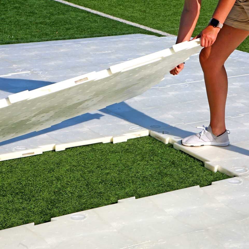 OmniDeck ist ein ultra robustes, schnell zu verlegendes Flächenschutz-System zur vollflächigen Bodenabdeckung für Events, Veranstaltungen und innerstädtischen Baustellen.