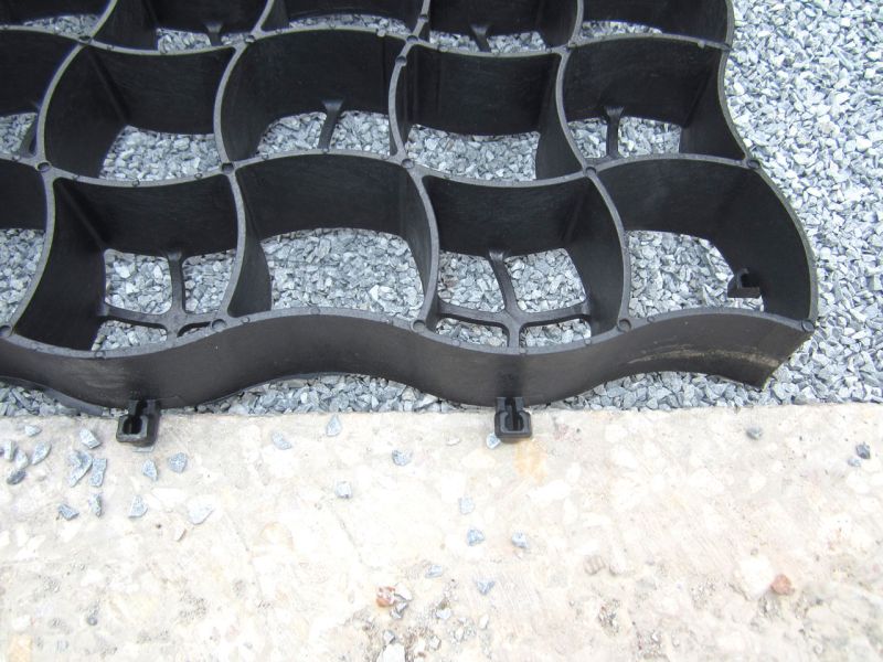 Verlegen und Verfüllen des Bodengitter BG50 für Hof und Einfahrt