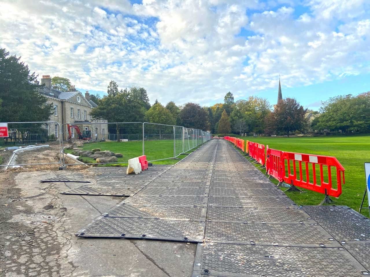 Die MaxiTrack Schwerlastfahrplatte im Einsatz zum Schutz einer Rasenfläche