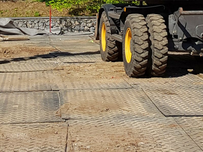 Abdecken einer Tartanbahn mit der s:tek 48 · Hochleistungs-Bodenschutzplatte