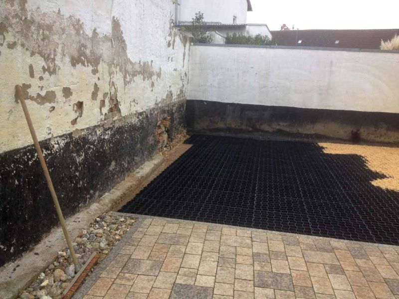 Befestigung einer Kiesfläche als Stellplatz für Auto und Anhänger mit dem Bodengitter BG50