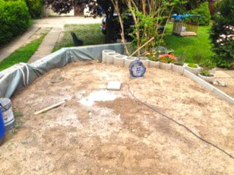 Verlegen der Kieswaben KW50 für eine neu angelegte Kies-Terrasse im Garten