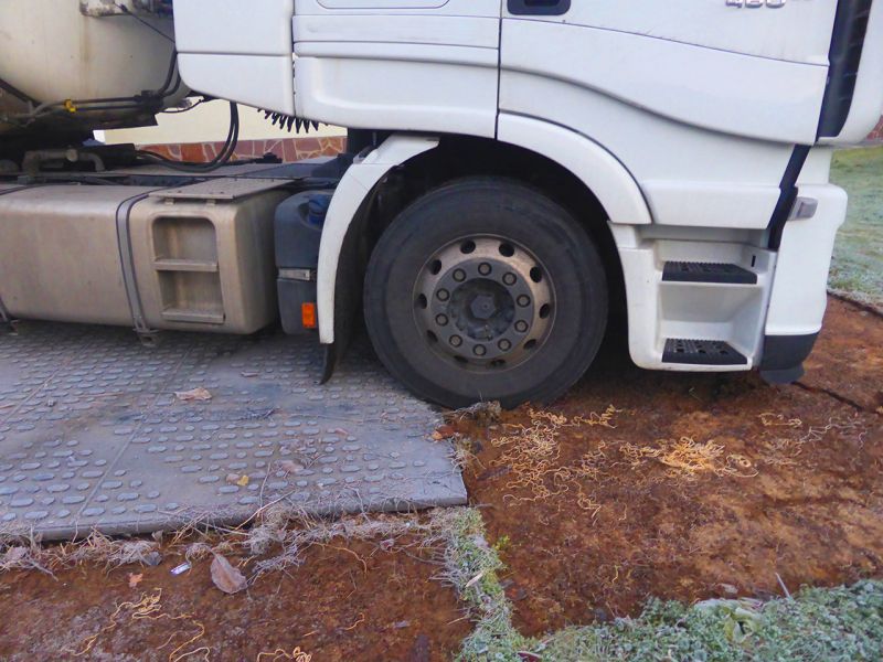 Spontane „Bergeaktion“ eines 40t LKW mit der Secu XL150 Schwerlast Baustraße auf einer aufgeweichten Wiese