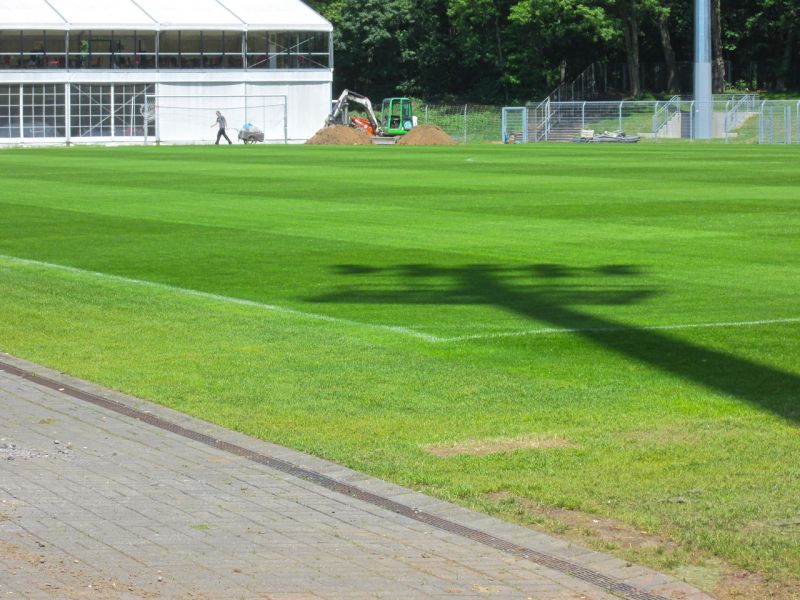 Fahrplatten zur Kampfmittelbeseitigung im Stadion in Köln