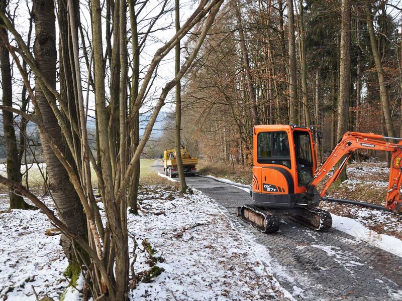 Mobile Baustraße Telekom-Baustelle Esselbach im Steigerwald mit der s:tek 48 Bodenschutzplatte