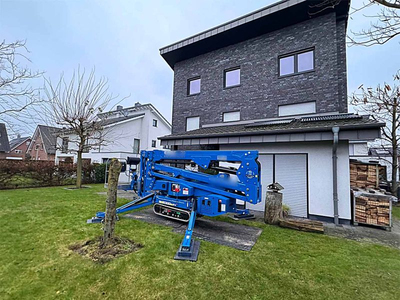 Eine Arbeitsbühne ist abgestützt auf Abstützplatten und Fahrplatten zur Lastverteilung