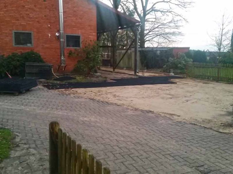 Bodengitter zur begrünten Hoferweiterung einer Traktor befahrbaren Rasenfläche