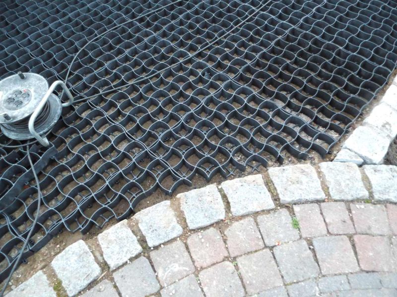 Bodenbefestigung einer begrünten Carport-Zufahrt mit dem Bodengitter BG50